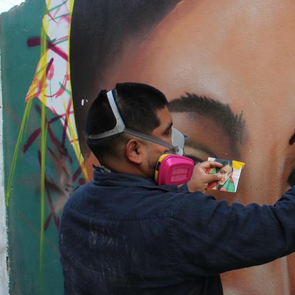 Jesús Pastor (JMP) pintando un mural